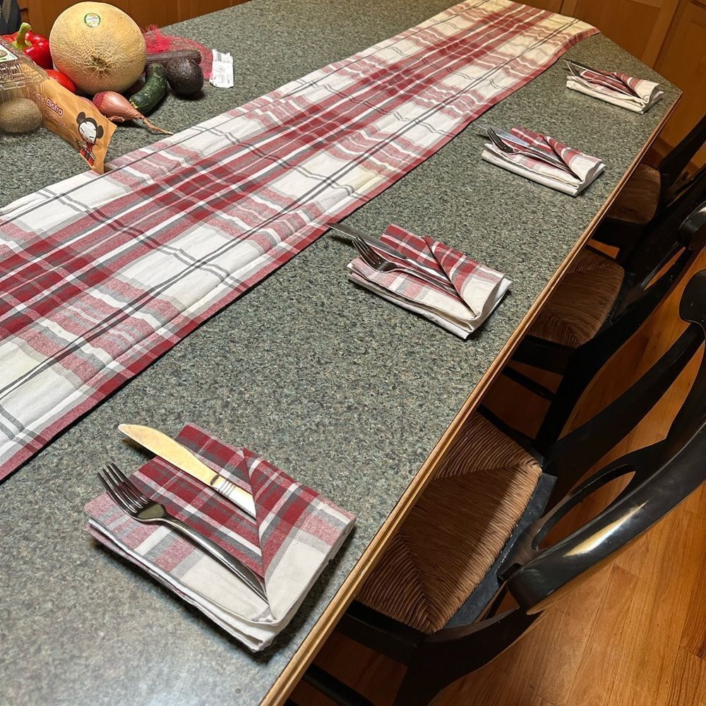 UGG plaid table runner + 4 placemats